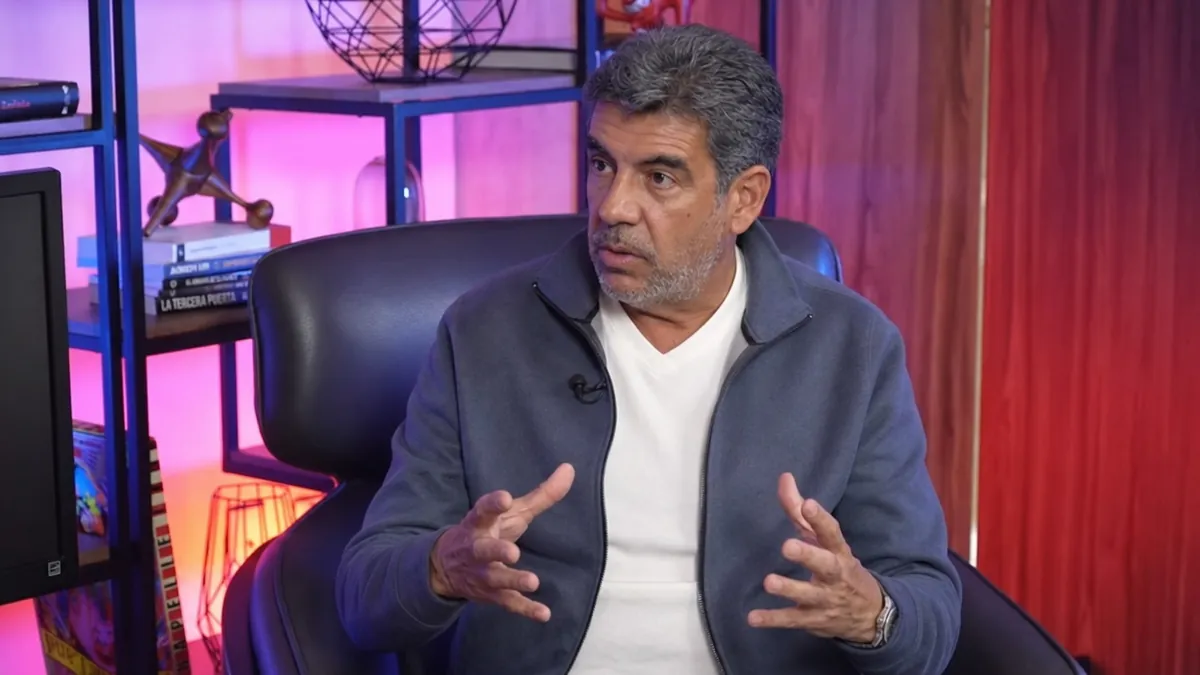 Arturo Elías Ayub habla durante la entrevista con Yordi Rosado.